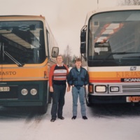 Ylivieskan kirjastoauto kuljettajineen.jpg