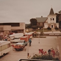 Kyrkslätt torget biblioteket kyrkan.jpg
